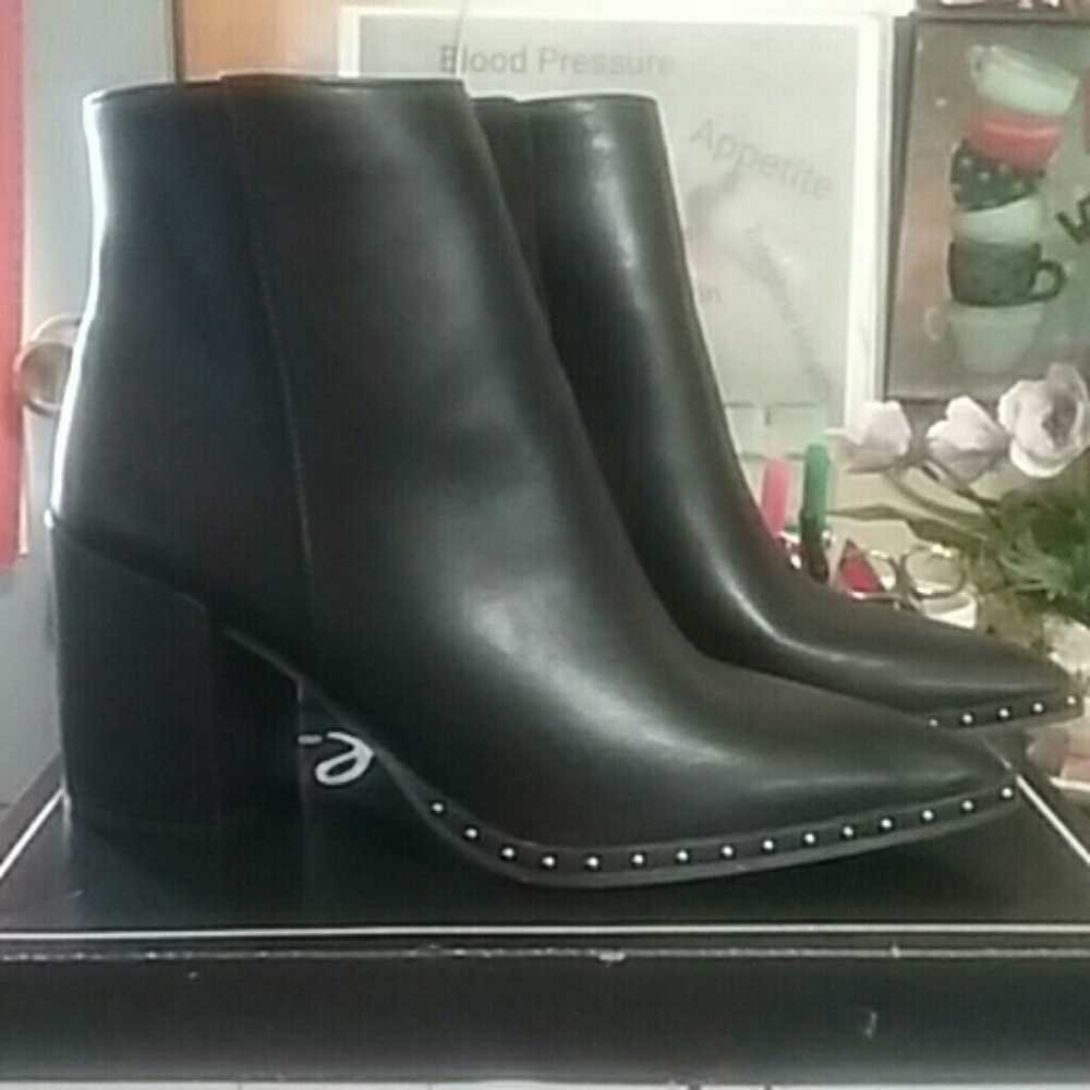 Qupid Booties (NWOT)